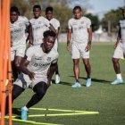 Adonis Preciado de Barcelona, entrenando en la cancha de Independiente de Avellaneda.