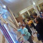 El público acude a la iglesia, ubicada en Lizardo García y la A, para orar en la previa de la procesión.