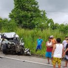 Los rescatistas usaron herramientas para extraer los cadáveres de los hierros retorcidos.