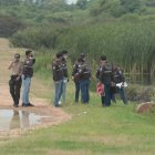 El cuerpo de un hombre fue hallado con sus extremidades superiores maniatadas al pie de la vía Durán - Tambo.