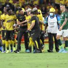 Byron Castillo (c) sufrió un duro golpe en la cabeza, durante el duelo entre Barcelona y Orense, por la fecha 7 de la LigaPro.