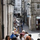 Una terraza este sábado en el regreso a la normalidad previa a la pandemia, al decaer las restricciones de comensal por mesa en hostelería, un paso previo al del próximo día 20, jornada de eliminación de la obligatoriedad del uso de las mascarillas en interiores. EFE/Lavandeira jr