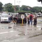 En el sitio se mantienen agentes policiales, quienes al momento realizan una revisión visual.