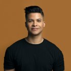 Formó parte de la banda de música cristiana Freedom, con la que dio sus primeros conciertos a nivel local.