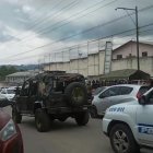 Las fuerzas del orden al momento de llegar en gran número al centro penitenciario de Esmeraldas.