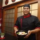Joel Orrala, chef especialista en ramen, aconseja que el caldo se lo tome caliente para que los sabores se mantengan.