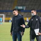 El estratega de Emelec, Ismael Rescalvo (i) y su hermano Juan, asistente, fueron criticados tras el duelo ante Cumbayá.