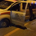 Esta ambulancia fue atacada por pistoleros.