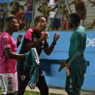 El técnico Renato Paiva se fue contra el arquero Moisés Ramírez. Le reclamó con fuerza por la expulsión en los minutos finales del partido.