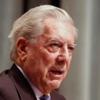 El escritor Mario Vargas Llosa recibe el alta hospitalaria tras superar covid