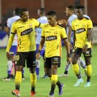 Nixon Molina y Jhonatan Perlaza saliendo con los tres puntos desde el Bellavista de Ambato.