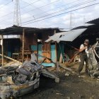 Dos agentes de la Policía verifican los daños ocasionados por la explosión.