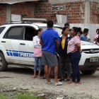 Deudos y moradores consternados por la muerte de una mujer tratan de buscar respuestas.