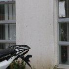 Las balas fueron directo a los ventanales del recinto. Allí había cuatro oficiales.