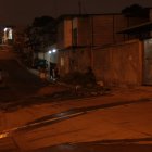 La mujer fue baleada en la parte exterior de su casa, cerca a los sacos de piedras.