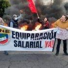 Decenas de maestros agrupados en la UNE protestaron en el sur de Quito este jueves 28 de abril.