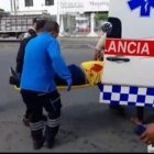 Una ambulancia trasladó al herido al hospital, donde se recupera de la herida de bala.