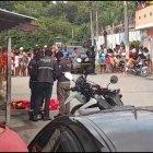 Policías realizan las primeras diligencias para el levantamiento del cadáver y la investigación correspondiente.