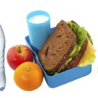 En la lonchera de los niños se debe incluir fruta y agua.