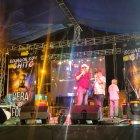 La gente está reunida para ver la pelea de Chito Vera.