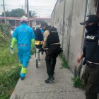 Los gendarmes con el hombre rescatado.