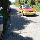 La vía es bastante transitada, tanto por vehículos como peatones.