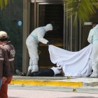 El cadáver del abogado Walter Vallejo Pino quedó tendido en la puerta de ingreso de un hotel de Guayaquil.