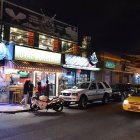 Zona encendida. Casi 200 mil personas recorren esta popular calle del norte de Quito. 

Hay mucha variedad a la hora de escoger. Los precios son asequibles para todos.