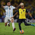 Byron Castillo (d) disputó varios partidos con la selección ecuatoriana de fútbol, en las eliminatorias al Mundial de Catar.