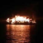 Veinticinco personas rescatadas al incendiarse y hundirse yate en Galápagos