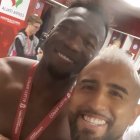 El ecuatoriano Felipe Caicedo (i) celebró con el chileno Arturo Vidal, el título que lograron con el Inter de Milan al ganar la Copa Italia.