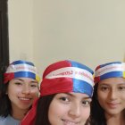 Michelle Guillén, María Fernanda García y Melanie Martínez con el turbante tricolor.