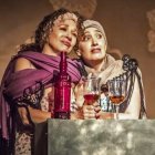 Rossana Iturralde y Nadyezhda Loza actúan en 'La edad de la ciruela'