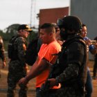 El lunes, seis supuestos cabecillas de bandas delictivas vinculadas al amotinamiento de la prisión fueron los primeros trasladados y evacuados.