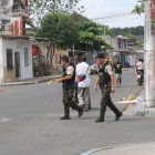 Agentes de la Policía Nacional retiraban la cinta que delimitaba la escena del crimen en la cooperativa Batalla de Tarqui.