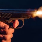 Dos hombres en una moto sin placa fueron señalados como los victimarios.