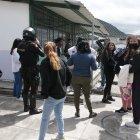 Policías acuden frecuentemente al centro educativo por las alertas de los padres de familia.