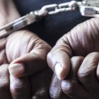 Un hombre de 46 años que se hacía pasar por médico para estafar a mujeres, fue arrestado en Florida.