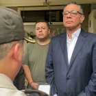 El exvicepresidente Jorge Glas, escuchó al oficial de la Policía en el momento de su entrega.