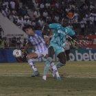 El zaguero Moisés Corozo (d) fue uno de los alternantes que presentó Liga de Quito ante Guayaquil City.