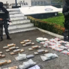Un agente del GIR junto a la droga encontrada en el Golfo de Guayaquil.