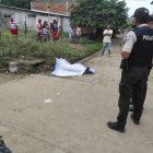 El cuerpo de la víctima fue cubierto con una manta blanca a la espera de las diligencias.correspondientes.