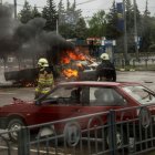 Un coche arde tras un ataque de misiles este jueves en el metro de Járkov. Al menos cinco personas han m uerto y otras diez resultaron heridas en los bombardeos lanzados por el ejército ruso sobre la ciudad de Járkov, en el este de Ucrania. El ataque se produjo en el centro de la ciudad, la segunda mayo r de Ucrania. EFE/Esteban Biba