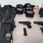 Entre los indicios se encontró dos armas de fuego, calibre 9 milímetros y cuatro chompas similares a la que utilizan los policias.