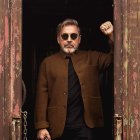 Es un cantautor argentino, naturalizado venezolano, colombiano y dominicano.