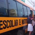 El joven viajaba en un bus de transporte escolar. Hubo un forcejeo entre las víctimas y los victimarios.