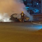 Imágenes de bomberos apagando el coche bomba que explotó el domingo fuera de cuartel policial en La Florida.