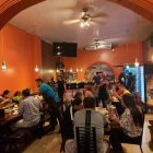 El restaurante tipo cangrejal visitado por los maleantes.