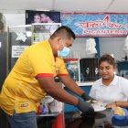 Los hinchas de Barcelona buscaron el encebollado con el fin de sacarse el chuchaqui de la celebración.