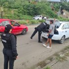 La Policía realiza uno de los controles en las calles de Manabí, una de las tres provincias en estado de excepción.